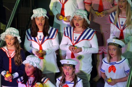 Zu sehen sind Teilnehmer des letzten Jahres bei der Aufführung in Matrosen-Anzügen